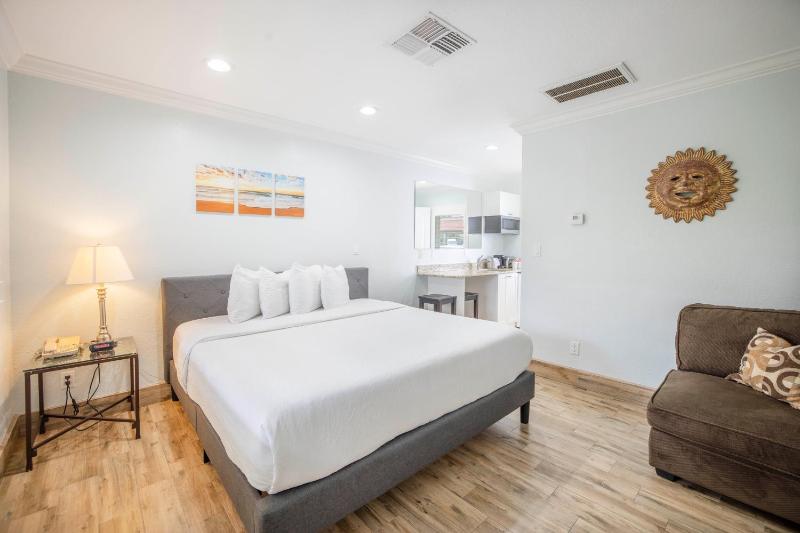 Standard King Room image 1