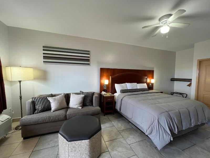 Deluxe King Room image 3