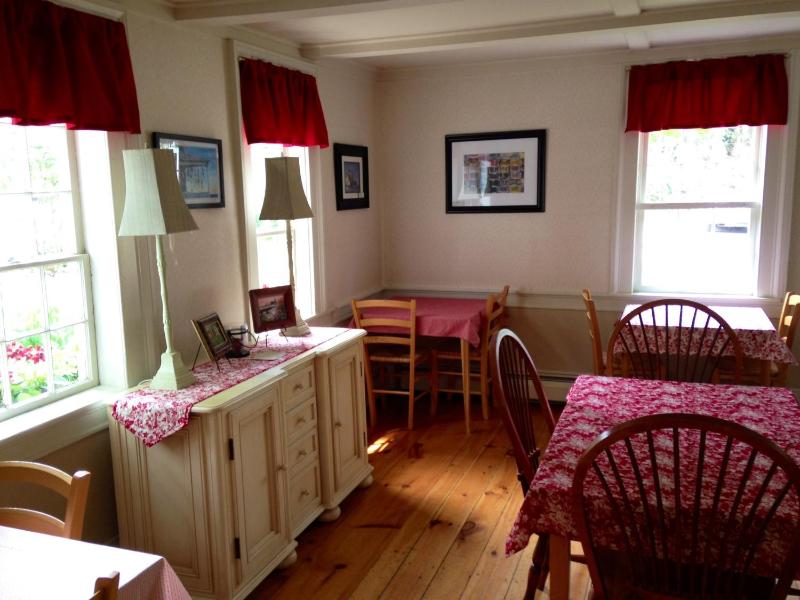 Deluxe Queen Room image 3