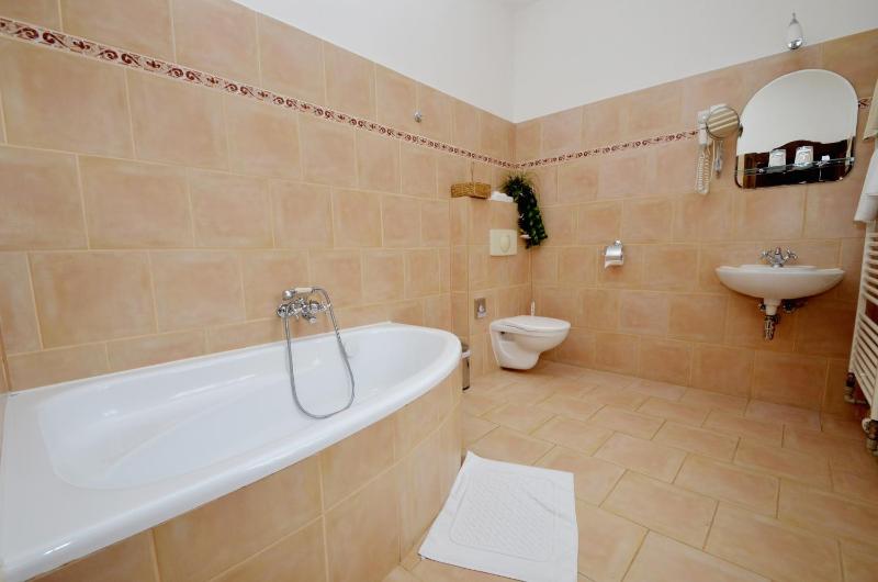 Deluxe Double Room with Bath image 2