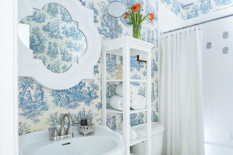 Queen Room with Private Bathroom image 2