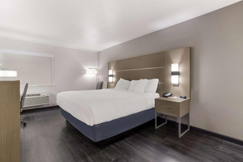 King Room with Roll-In Shower - Mobility Access image 1