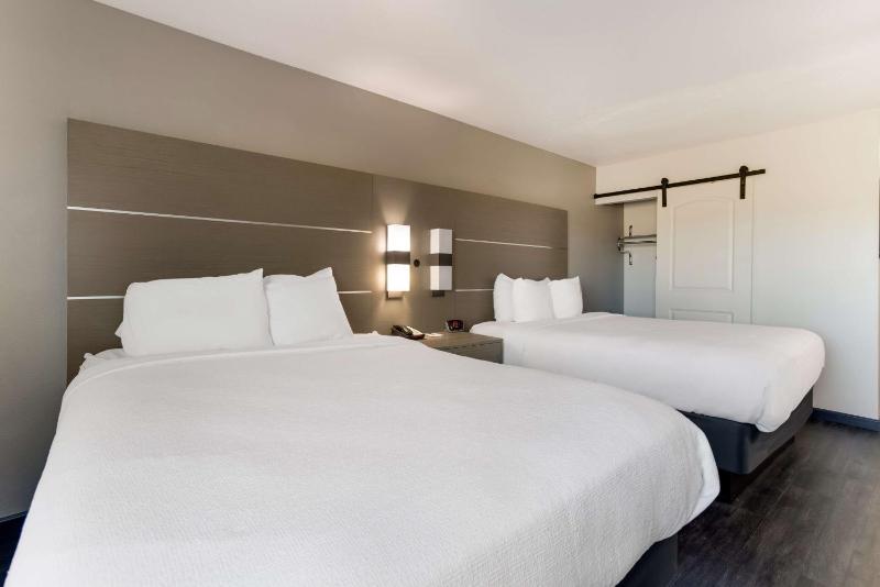 Queen Room with Two Queen Beds image 2