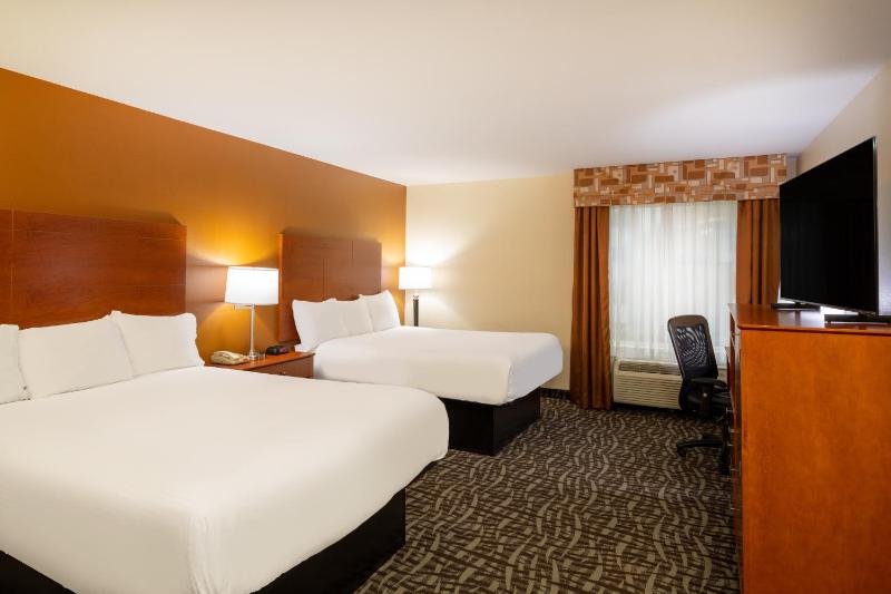 Queen Room with Two Queen Beds - Non-Smoking image 2