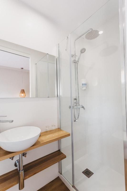 Triple Room (2 Adults + 1 Child) image 1