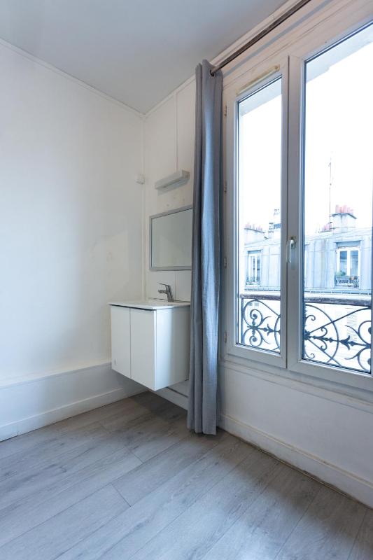 Standard Double Room with Shared Bathroom image 2