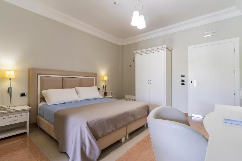 Deluxe Double or Twin Room image 3