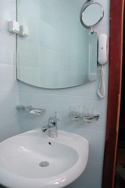 Small Double or Twin Room image 4