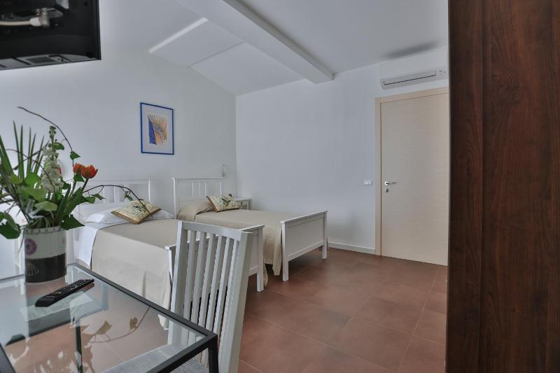 Twin Room with Balcony image 2