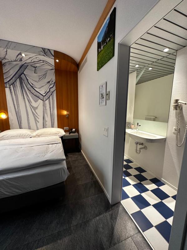 Budget Single Room with Courtyard View image 4