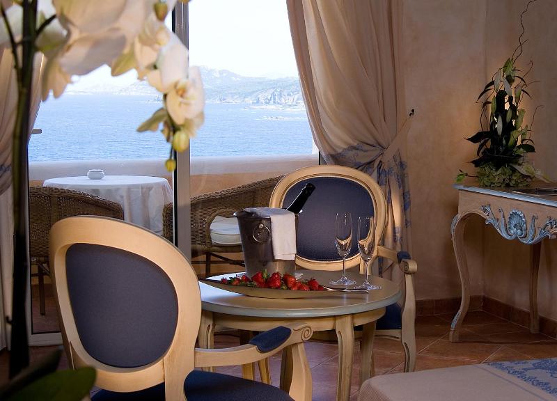 Double Room with Sea View image 4