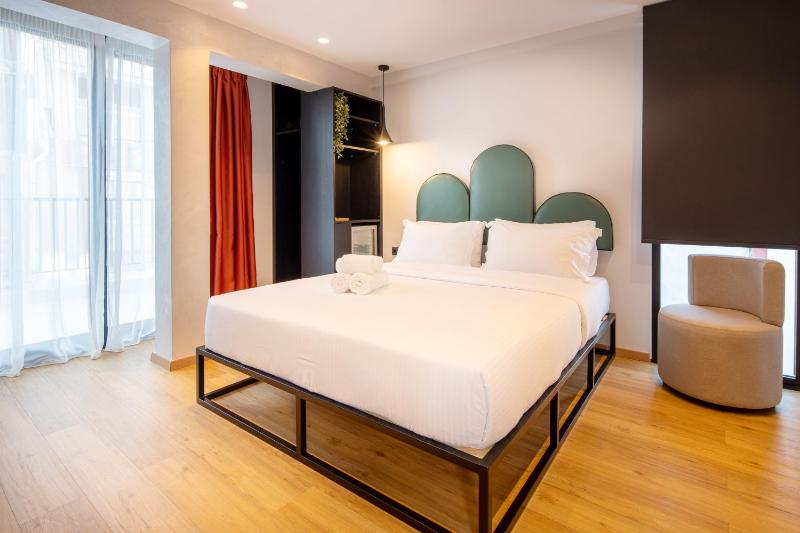 Deluxe Queen Room image 1