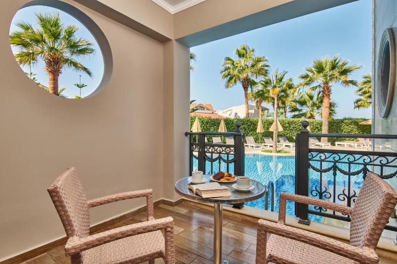Swim Up Junior Suite with Pool View image 1