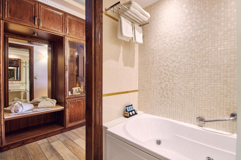 Swim Up Junior Suite with Pool View image 4