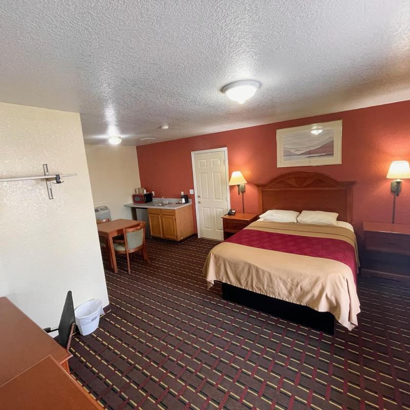 Deluxe Queen Room image 3