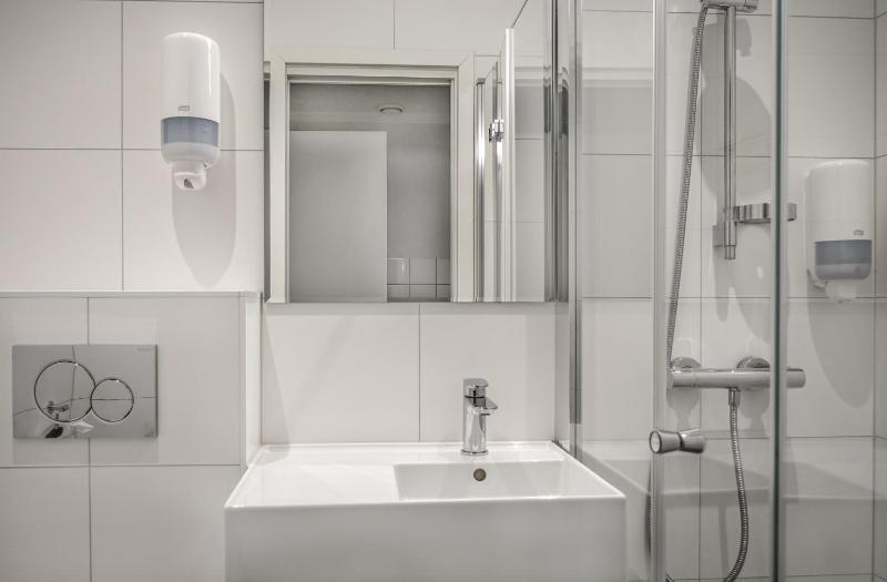 Standard Quadruple Room image 3