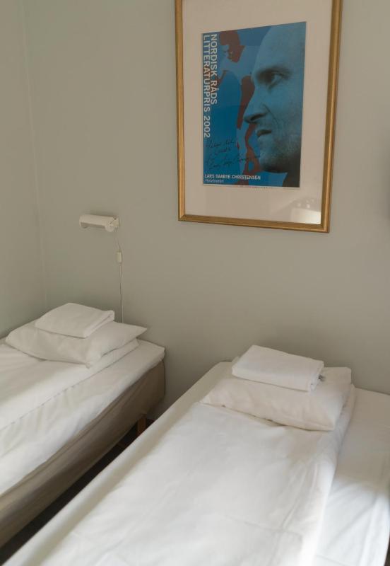 Standard Twin Room image 3