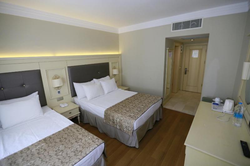 Standard Double Room image 4