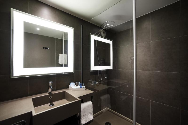 Standard Queen Room image 3