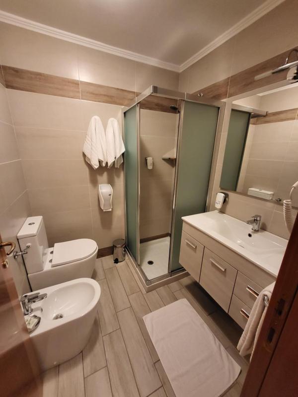 Twin Room with Balcony image 2