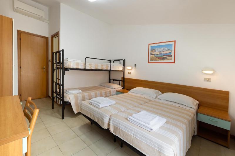 Standard Quadruple Room image 4