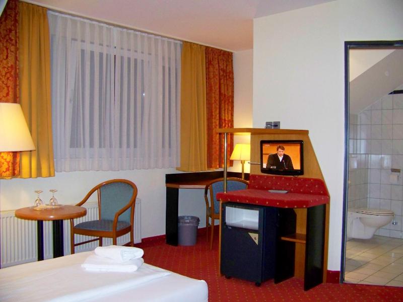 Double Room with two Extra Beds image 3