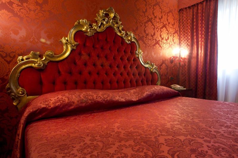 Standard Double Room image 4