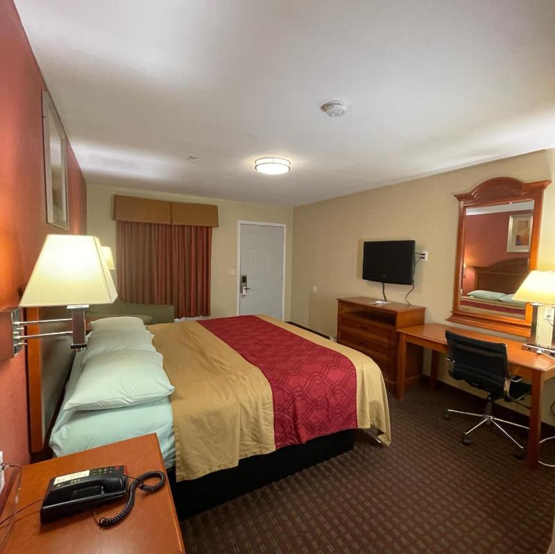 Deluxe King Room image 3