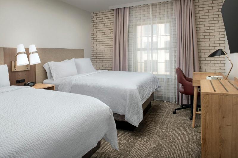 One-Bedroom Suite with Two Queen Beds image 2