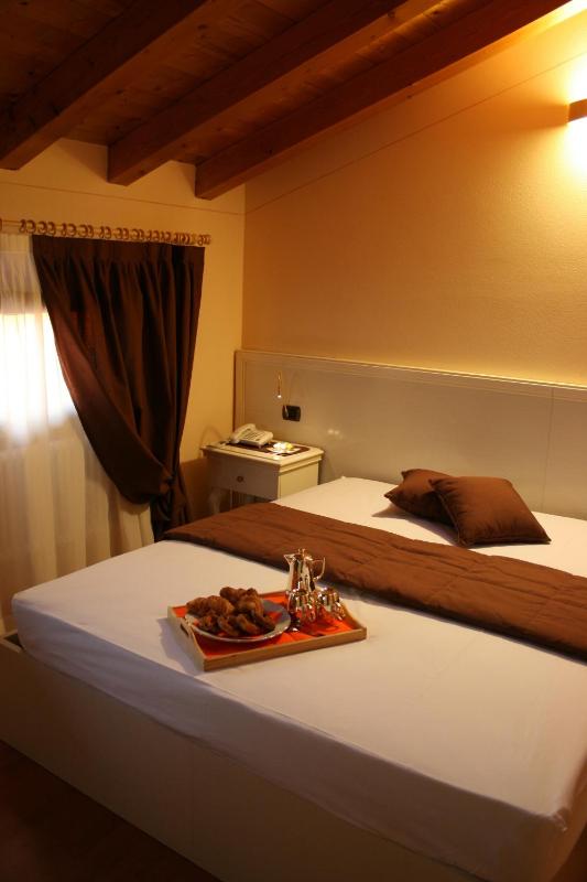 Double or Twin Room image 4