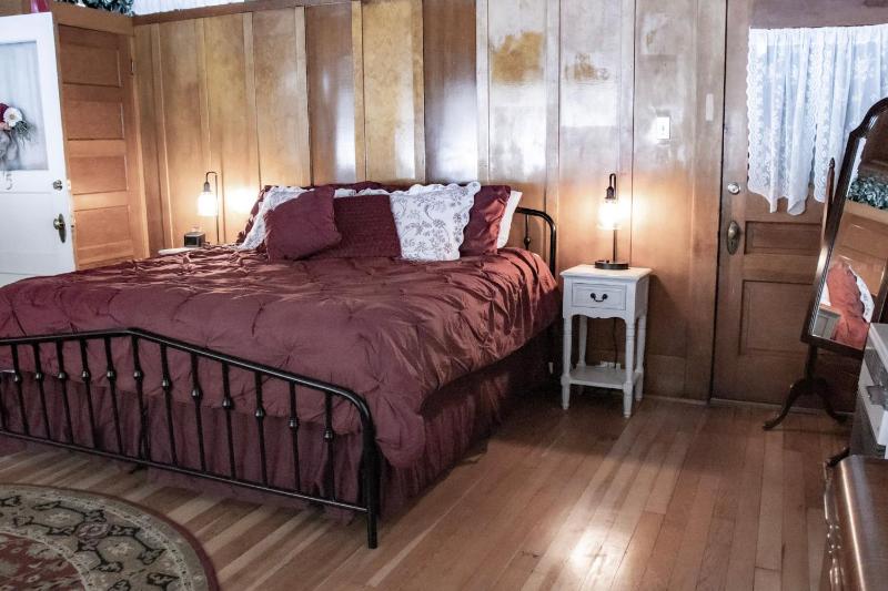 Deluxe Queen Room image 3