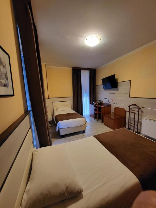 Twin Room with Balcony image 3