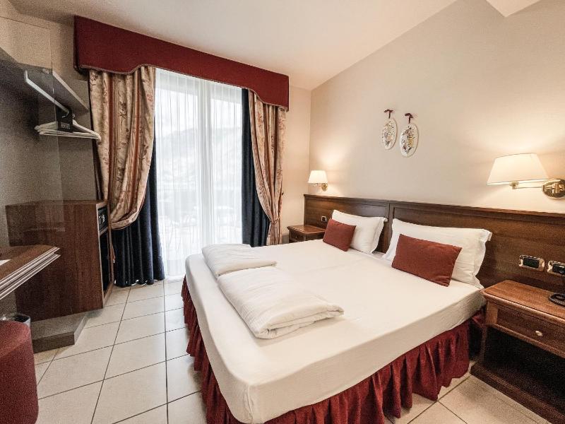 Small Double Room with Terrace with Lake View image 3