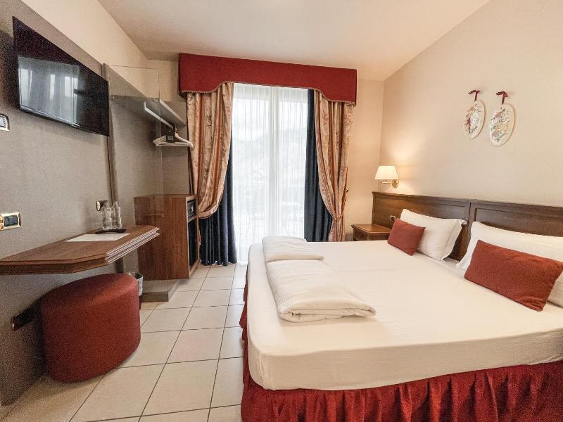 Small Double Room with Terrace with Lake View image 4