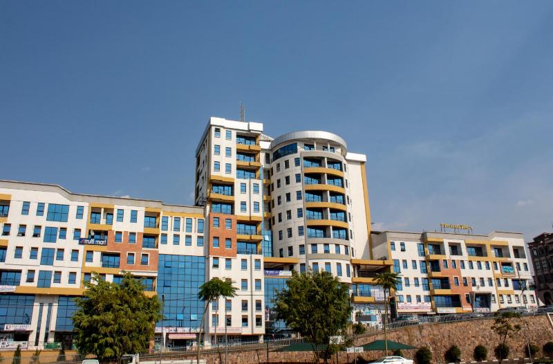Tropical Plaza Apartments - image 1