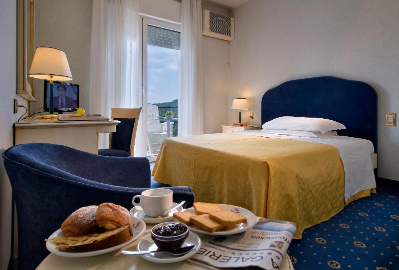 Deluxe Single Room with Balcony image 3