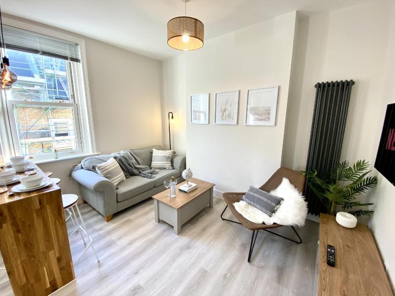 Stunning Beach Themed 2 Bed Apartment - image 16