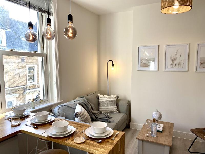 Stunning Beach Themed 2 Bed Apartment - image 2