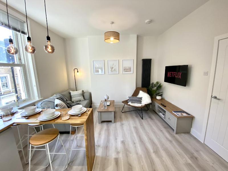 Stunning Beach Themed 2 Bed Apartment - image 5