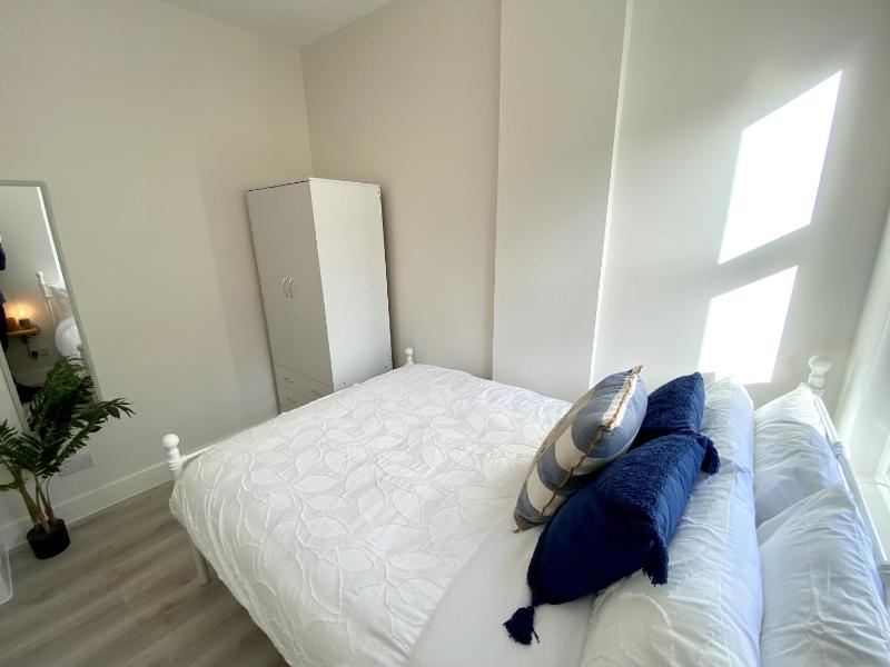 Stunning Beach Themed 2 Bed Apartment - image 10