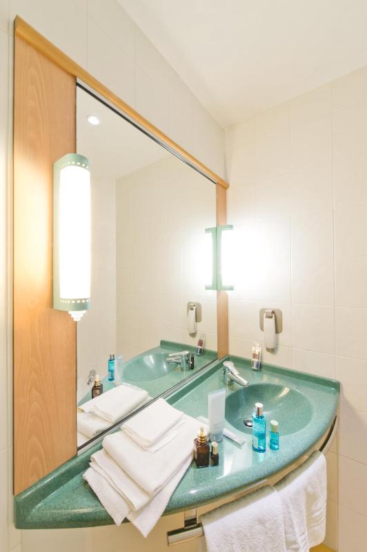 Standard Double Room image 3