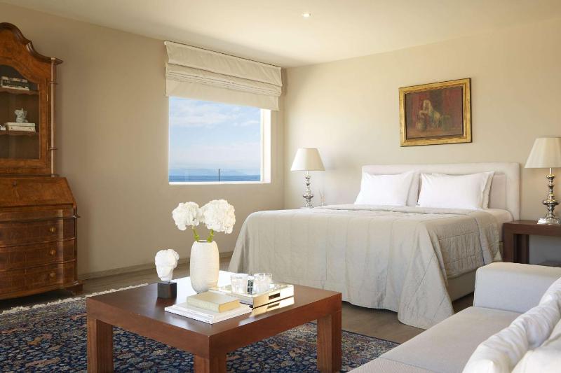 Executive Suite Panoramic View image 4