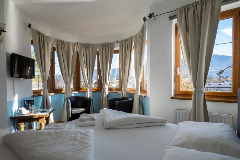 Deluxe Double Room with Shower image 4