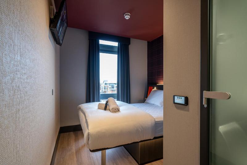 Standard Double Room image 4