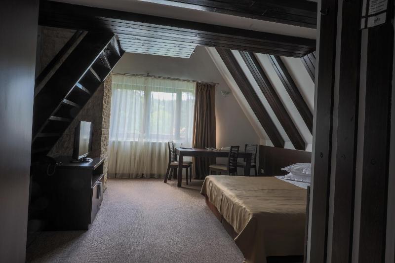 Suite with Garden View image 4