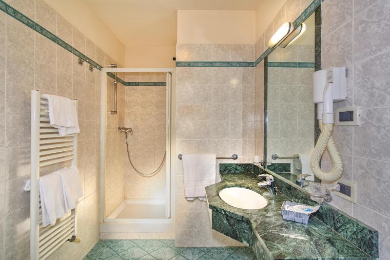 Double or Twin Room with Balcony and Sea View image 3