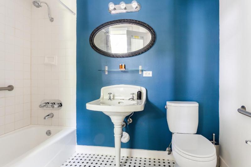 Standard Queen Room image 3