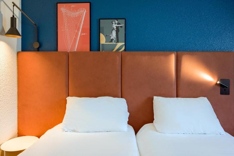 Standard Room with 2 Single Beds image 4