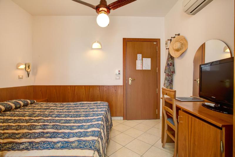 Double Room image 4