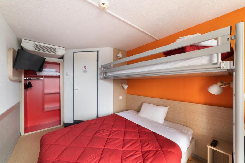 Triple Room (1 Double Bed + 1 Single Bed) image 4